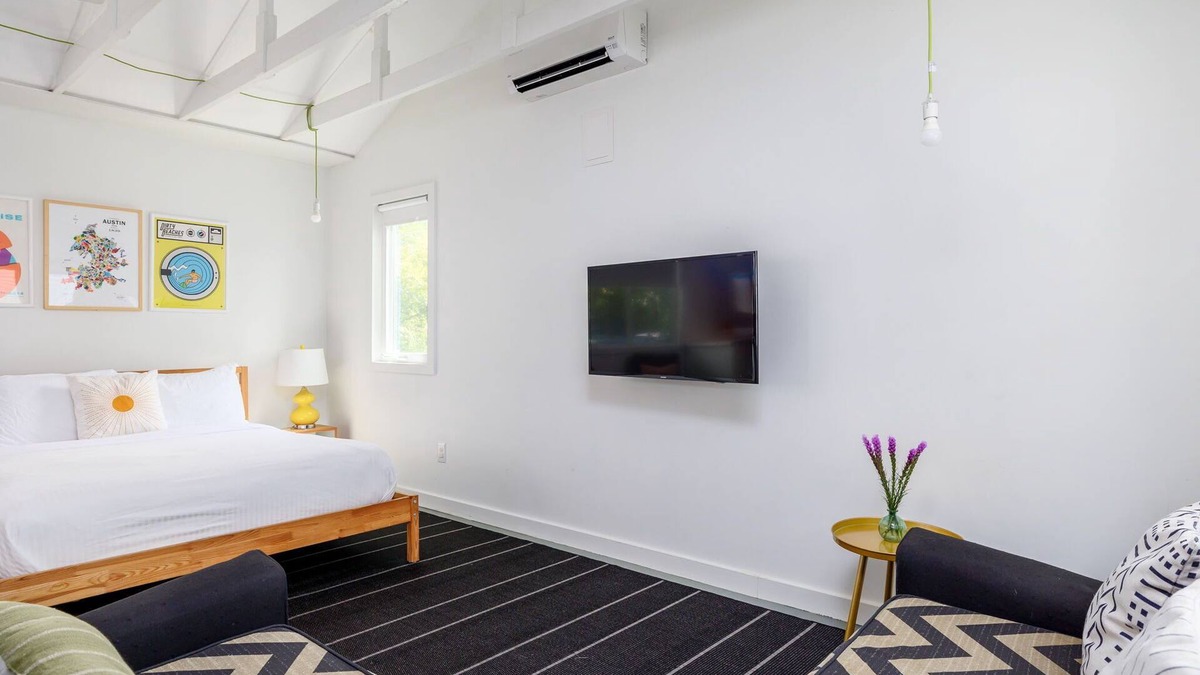 Hyde Park Apartment | Downtown, Bright - Pastel Casita