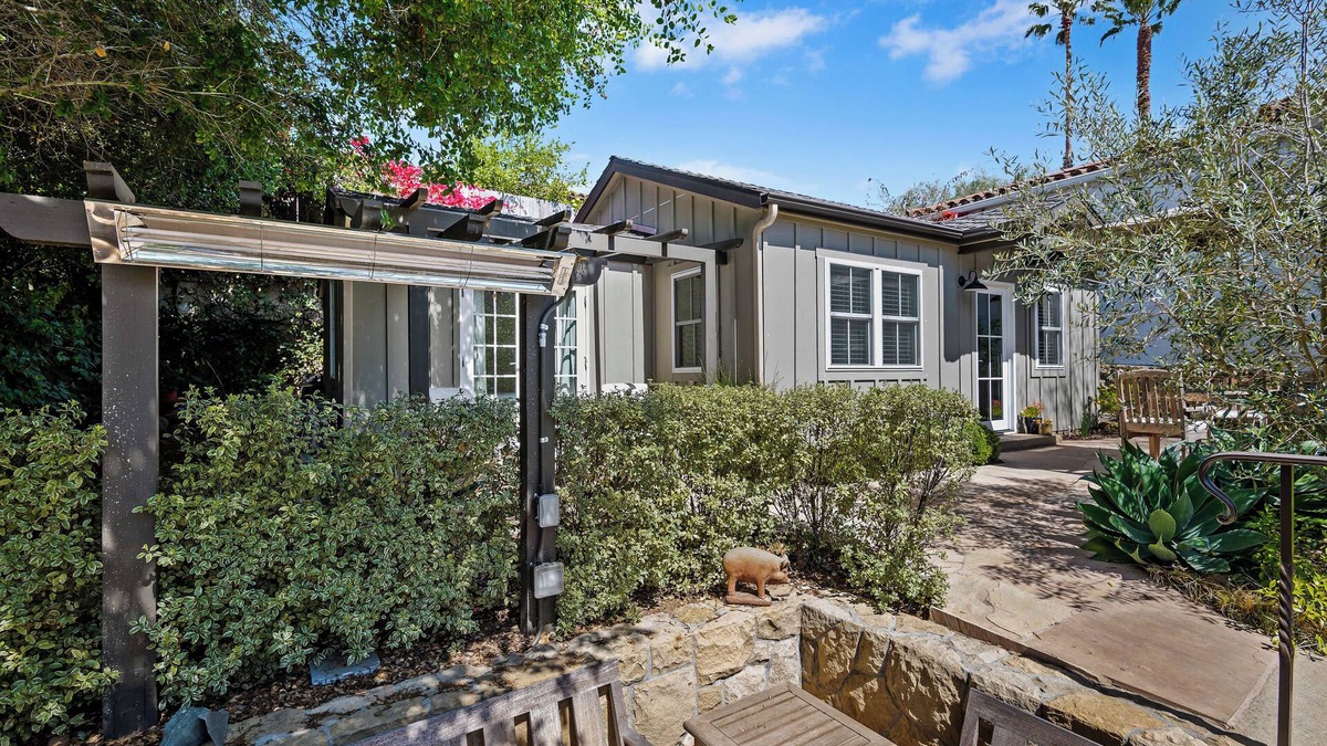 Laguna Cottage | Downtown but secluded cottage