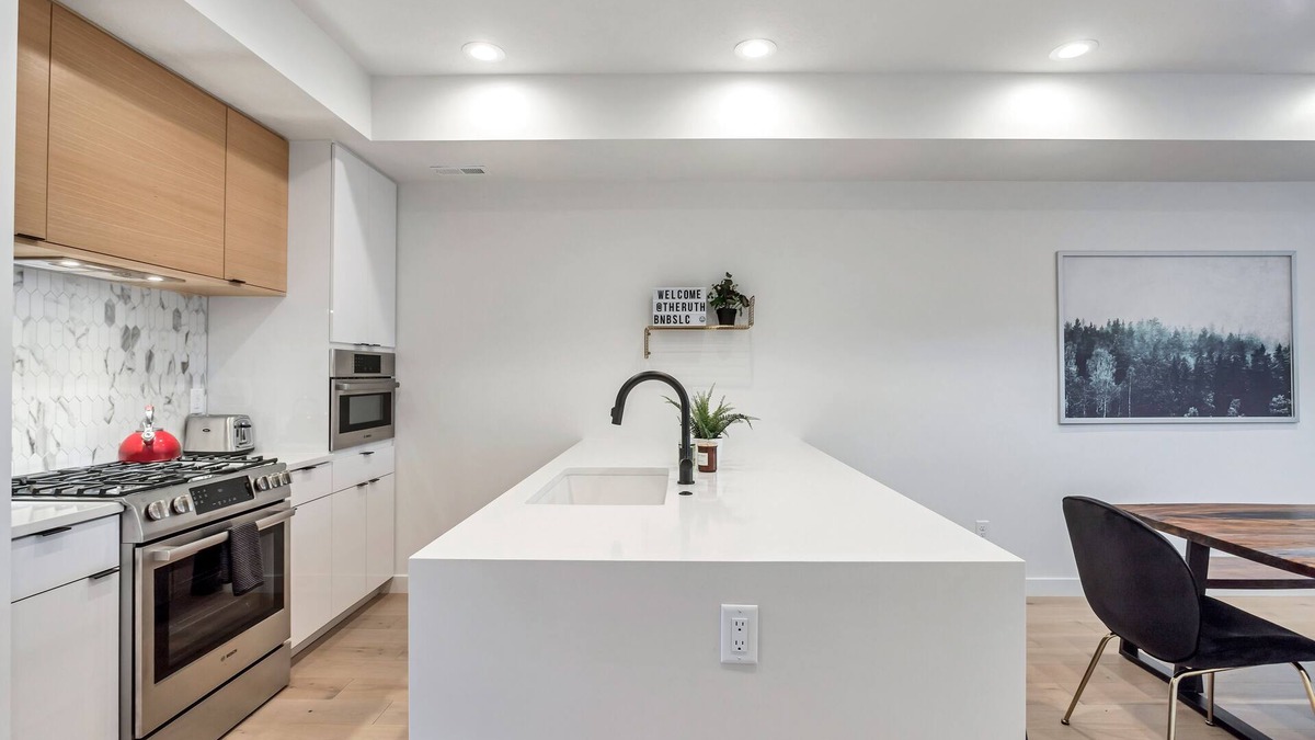 People's Freeway House | Downtown Central 9th SLC Loft Walk or Trax to Convention Center