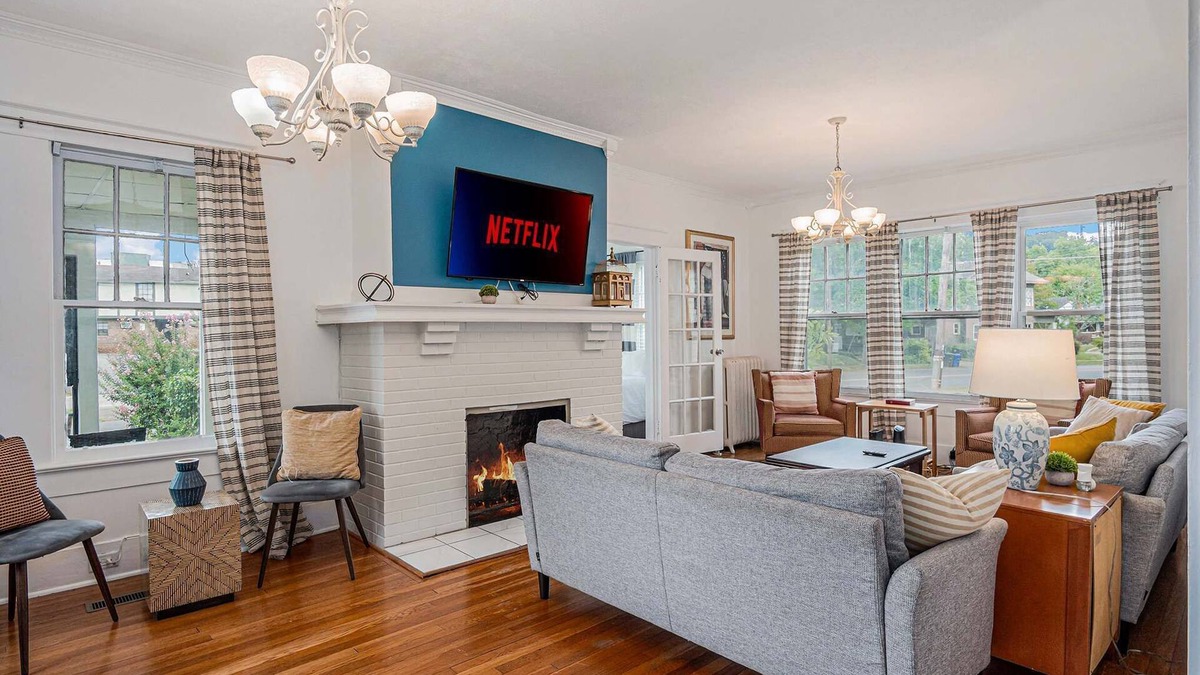 Glen Iris House | Downtown Comfort Hub | 5-Bedroom Retreat for Family & Friends
