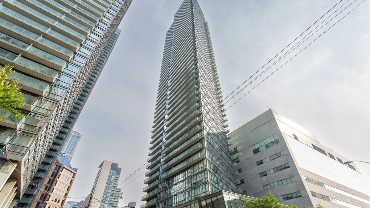 Bay Cloverhill Condo | Downtown Core Bay St Luxury Condo w/High Floor| Ideal for Monthly Rentals