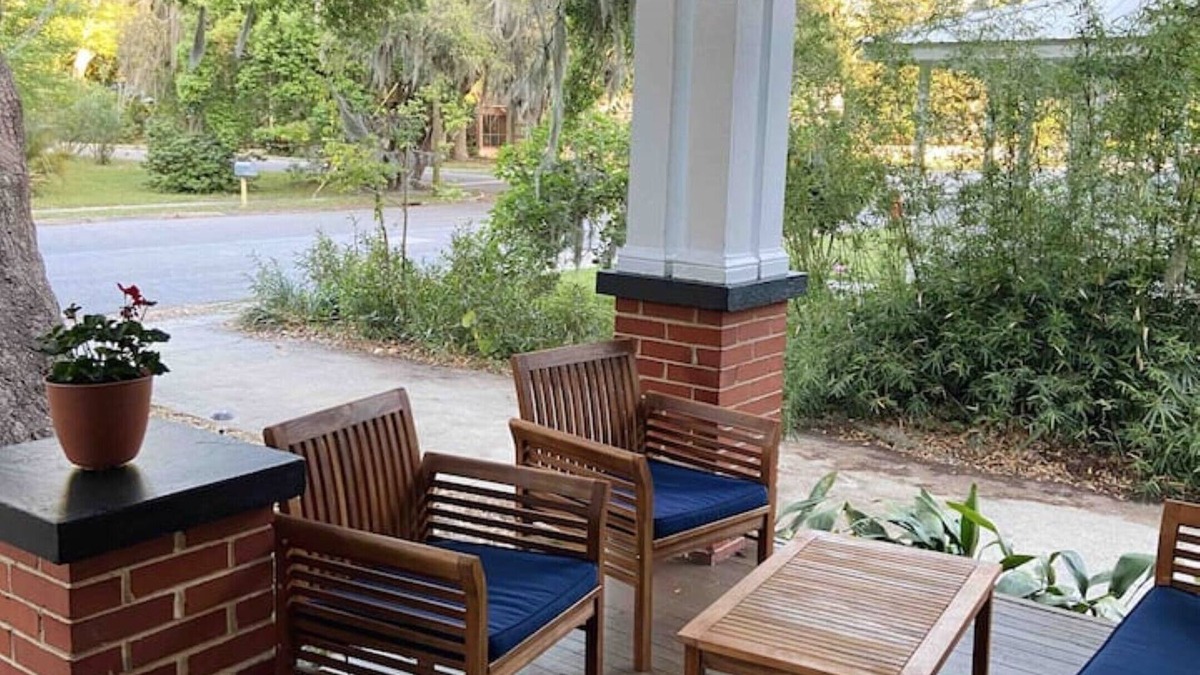 Brunswick House | Downtown Cottage. Bright Newly Renovated 1920's home!
