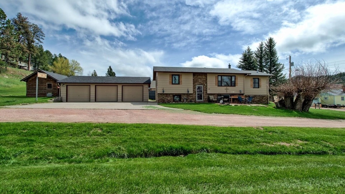 Custer House | Downtown Custer & neighbor to Rock Crest Lodge