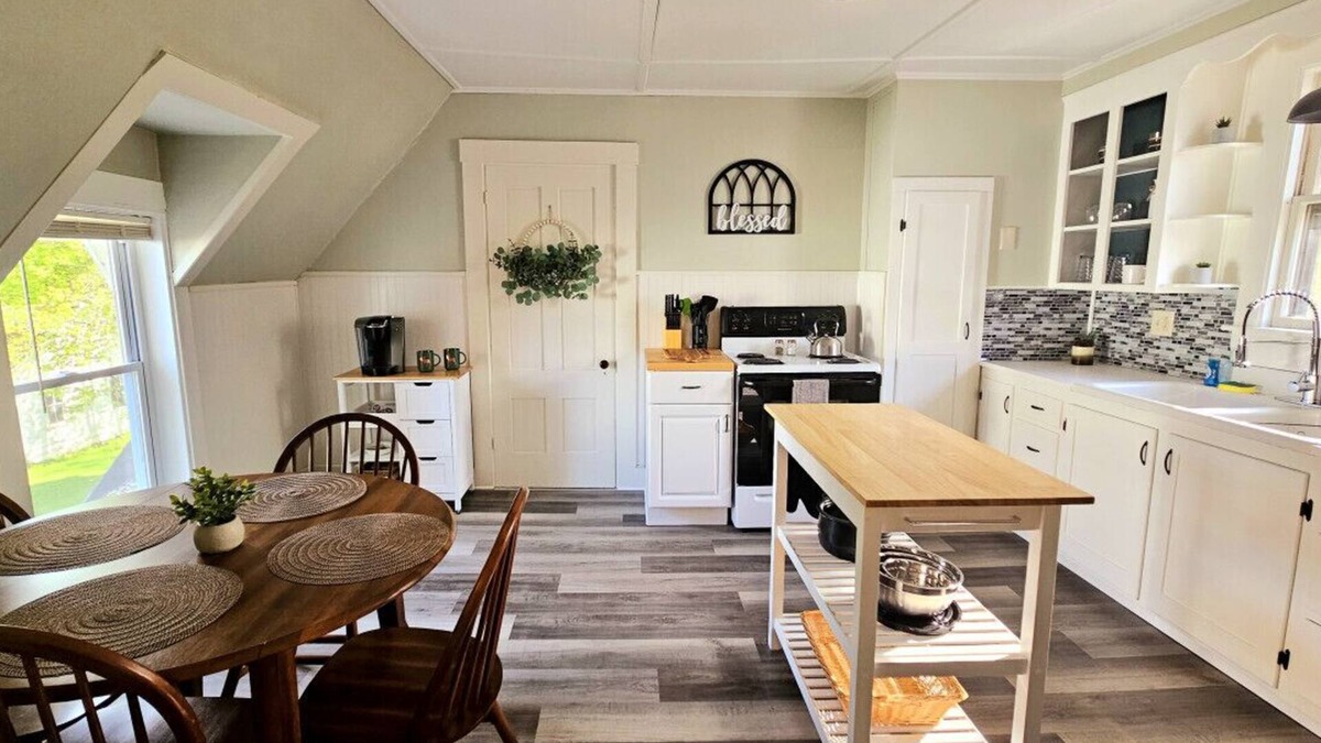 Waterville Apartment | Downtown Den | Sleeps 3 | Washer/Dryer