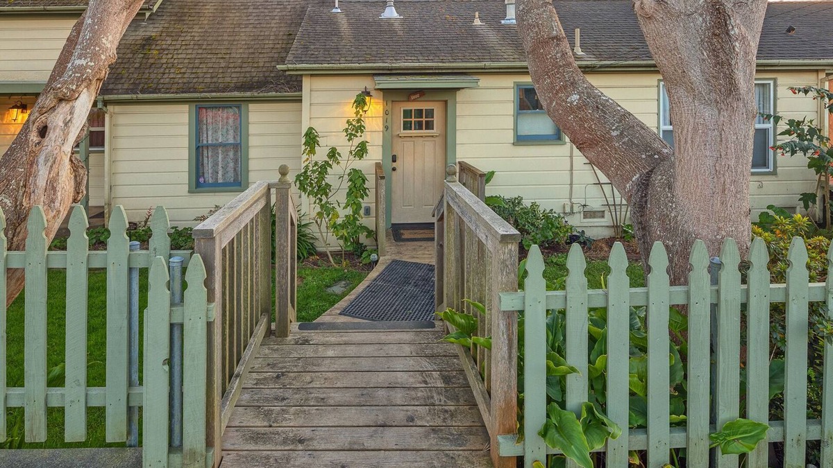 Arcata Apartment | ✌️Downtown Digs, Enjoy shared sauna, hot tub & yard at this dog-friendly property in town