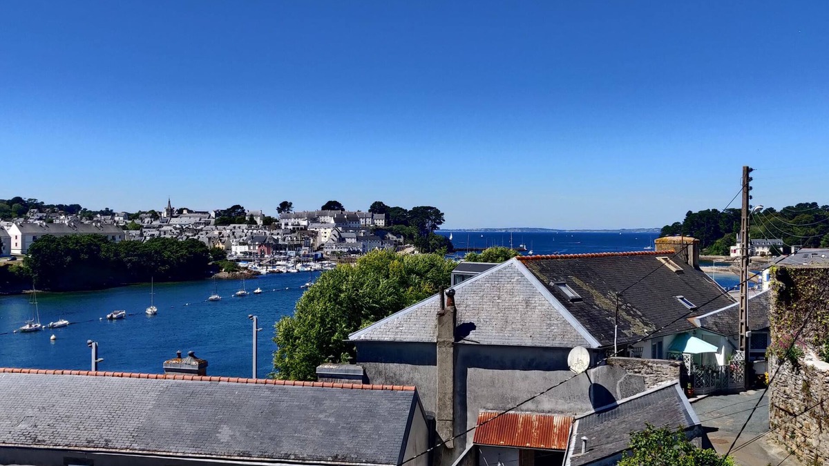 Douarnenez House | Downtown family home with garden and sea view