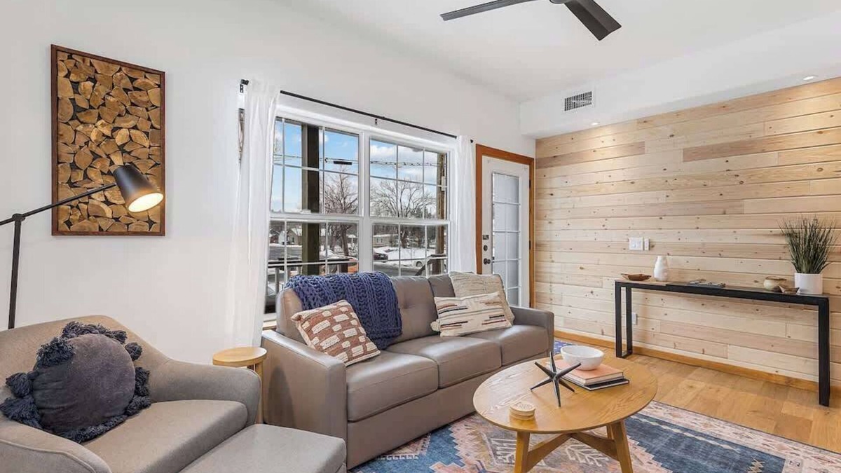 Southside House | Downtown Flag | Immaculate Design | Pet-Friendly!