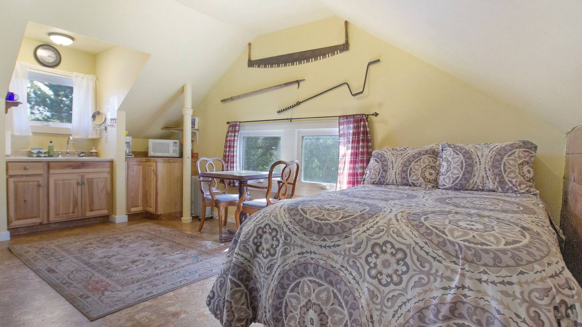 Friday Harbor Apartment | Downtown Friday Harbor! (Logger Suite)