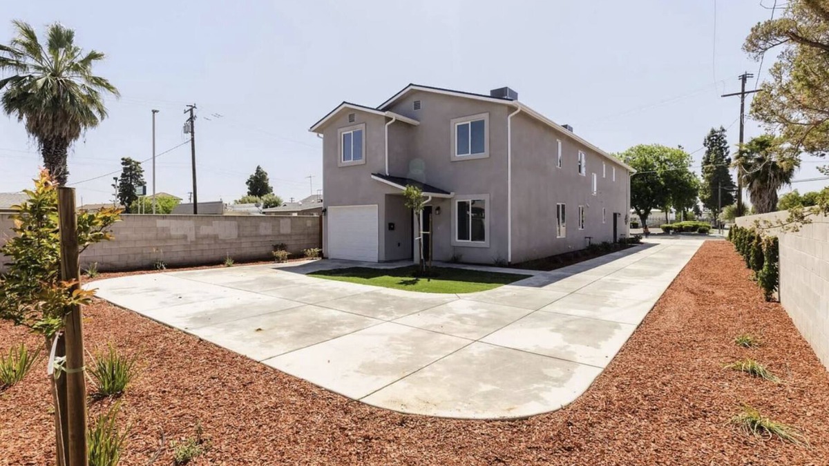 Hanford House | Downtown Hanford Getaway - New 4 bed, 3 Bedroom, 2.5 Bath