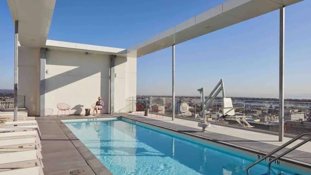 Downtown Oakland Apartment | Downtown High Rise - Garage Parking / Walk to BART