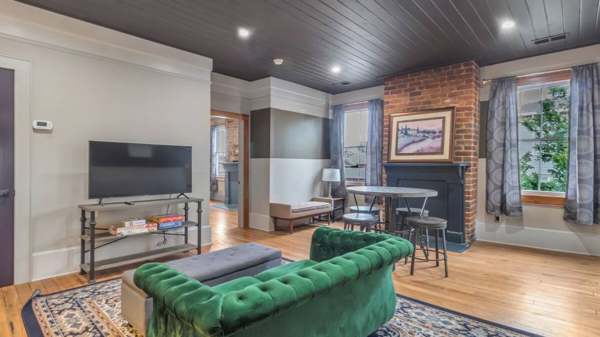 Savannah Victorian District House | Downtown Historic 4BR Home – Porch, Courtyard & Charm, Walk to Forsyth Park