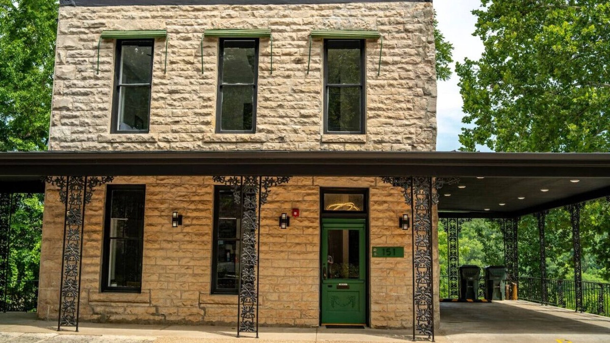 Eureka Springs Historic District Condo | Downtown+HotTub+Wifi+FreeParking @151 Spring Ste F