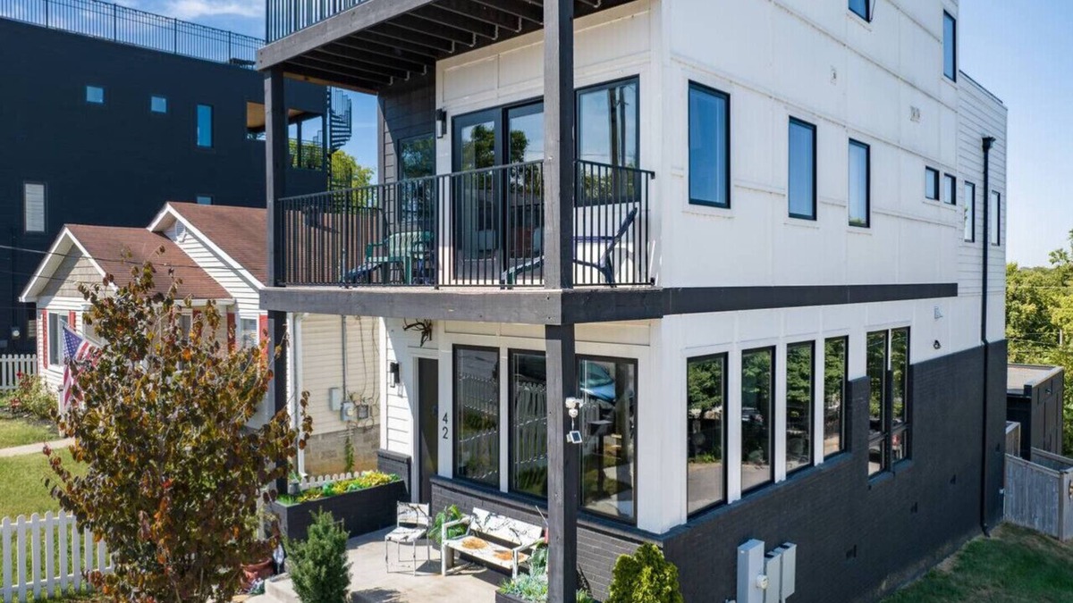 Chestnut Hill House | Downtown Jungle! Exotic, Unique, Bold 7 min 2 DT