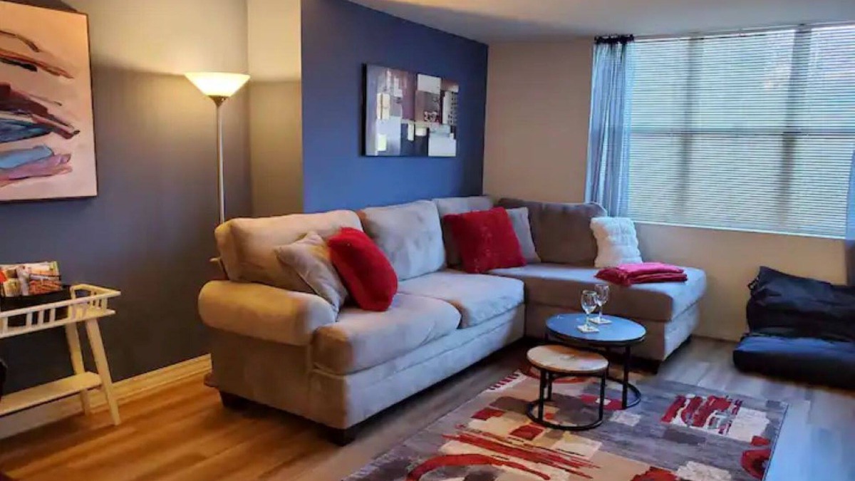 Downtown Apartment | Downtown/King Bed/Pool/Gym/Parking/Long Term Disc