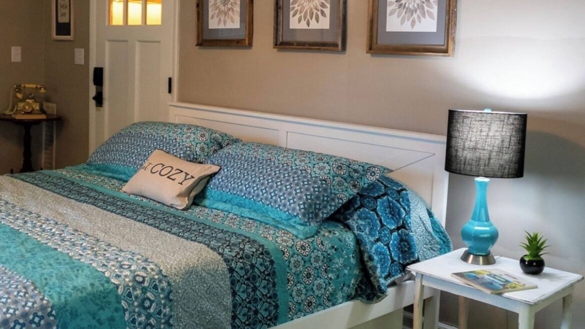 Lancaster Apartment | DOWNTOWN Lancaster Studio Apartment! “Modern Meets Vintage.”