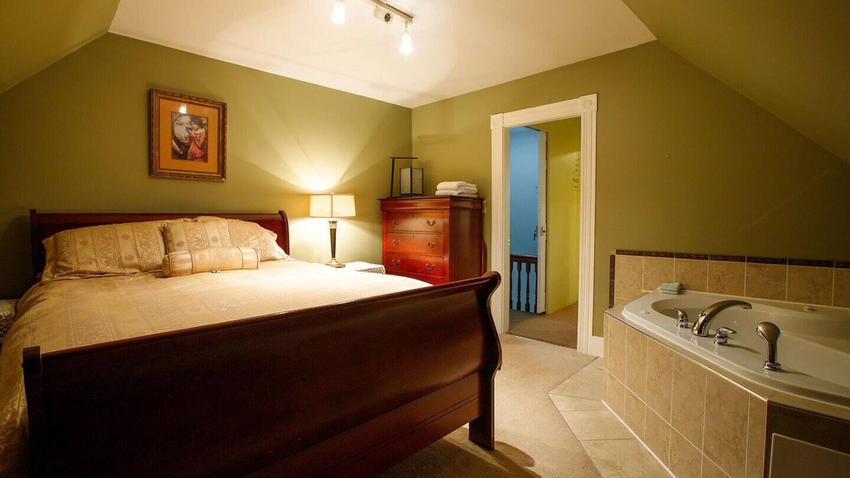 Queens Apartment | Downtown Liverpool, elegant garrett penthouse, Jacuzzi for two.