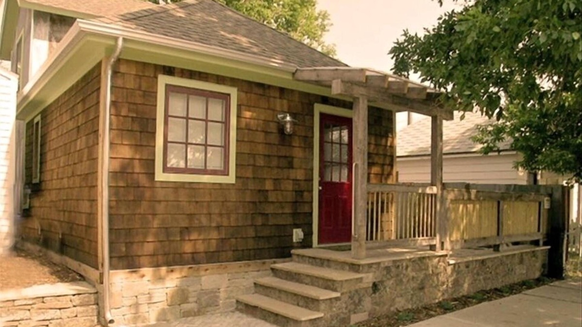 Livingston Cottage | Downtown Livingston. Close to Yellowstone and Chico.
