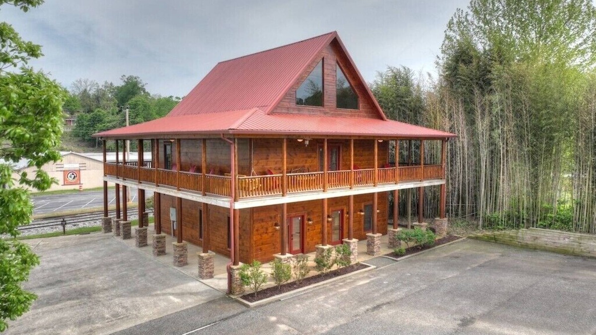 Blue Ridge Cabin | Downtown Lodge Blue Ridge, sleeps 14,walk to strip