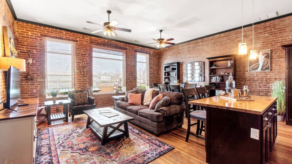 Perryville Apartment | Downtown Loft w/Amazing Bath Tub & Shower