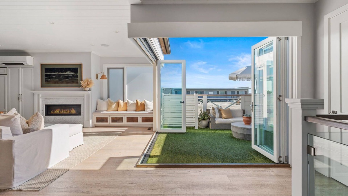 The Strand House | Downtown Manhattan Beach 4BR | Sauna & Elevator