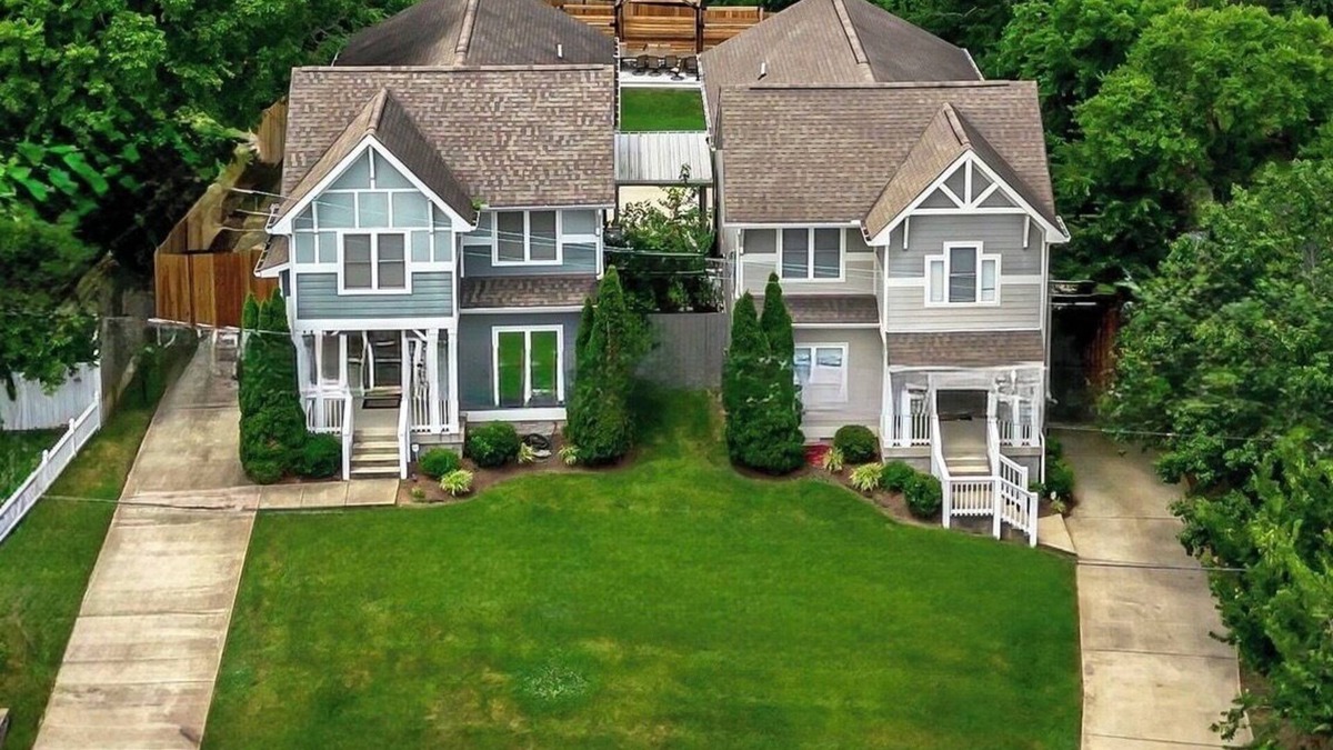 Talbot's Corner House | Downtown Mansion TWO 4BD/3BA w/2 HOTTUBS - Sleeps 24+
