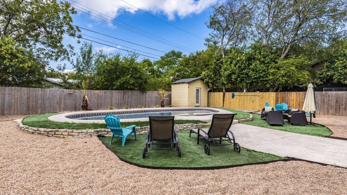 Highland House | Downtown⛪Mini Golf⛳HEATED Pool🚣‍♀️Spa🍖BBQ👩‍👩‍👧‍👧4BR🌝9Beds🏓Pong