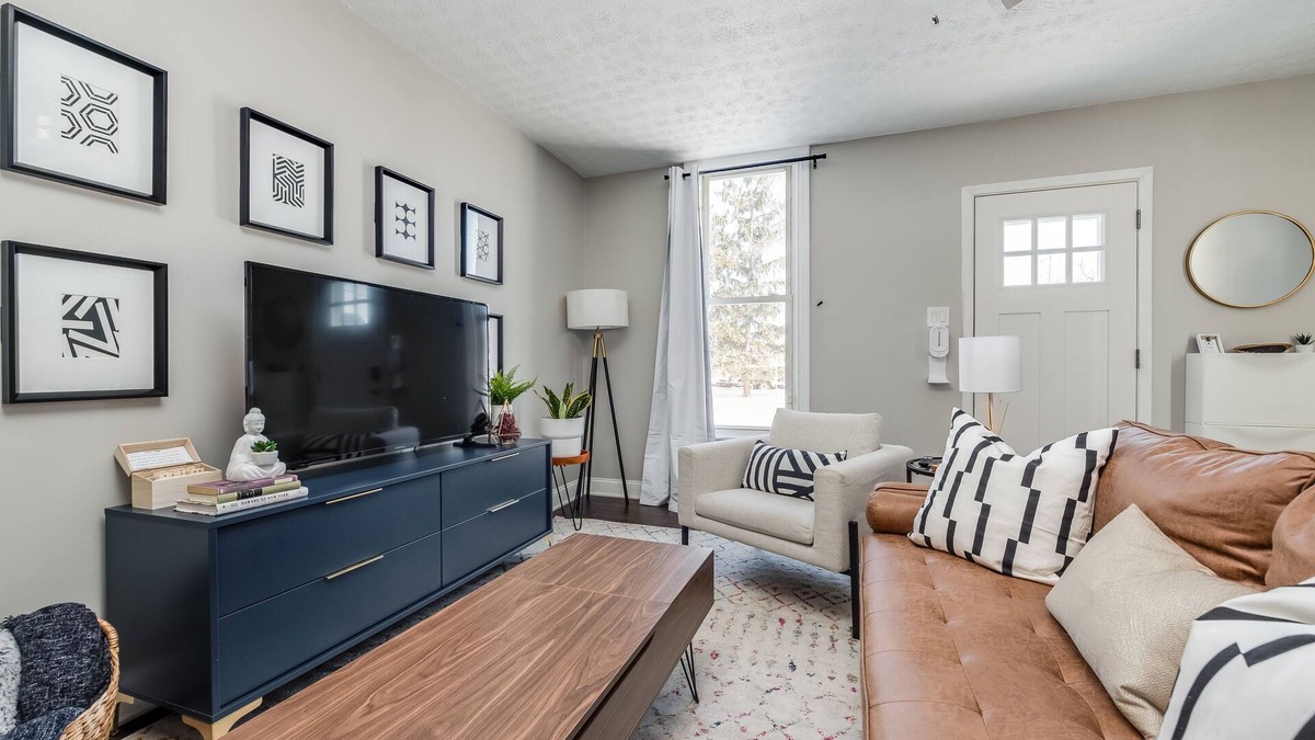 Indianapolis House | Downtown modern cottage close to Lucas Oil | Washer + Dryer | Wifi