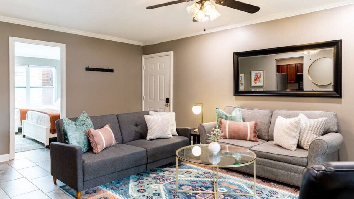 Rutledge Hill Apartment | Downtown Nashville Condo - Walk to Broadway Bars + Free Parking!