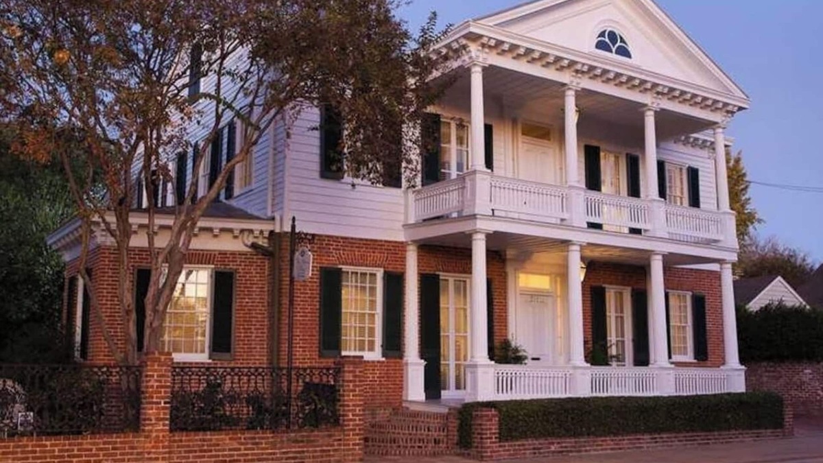 Natchez House | Downtown Natchez Elegant 1835 Antebellum House