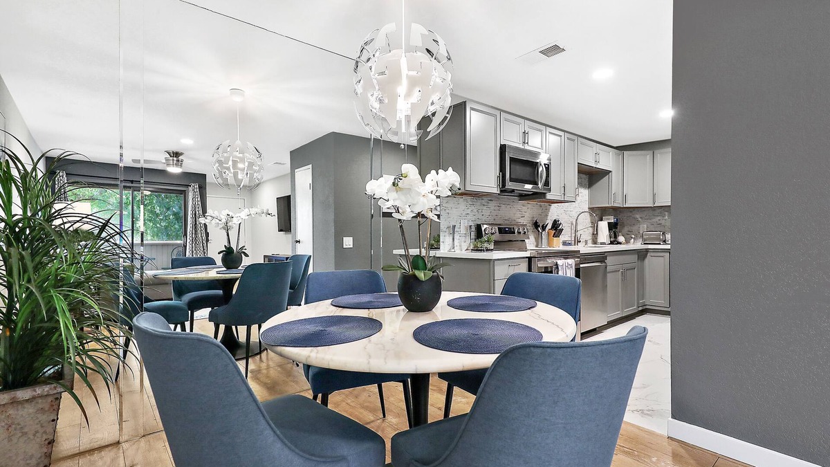 Racquet Club West Condo | DOWNTOWN Palm springs gated Hideaway!