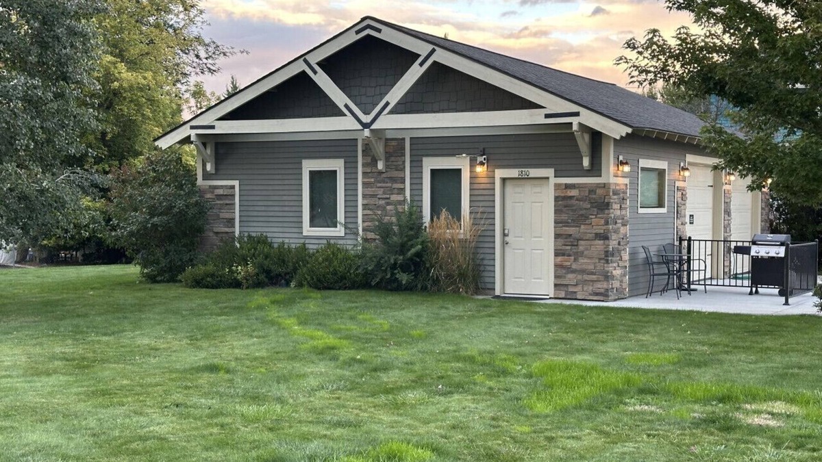 Baker City Apartment | Downtown Retreat - Cozy Getaway! Studio for 2, Local Golfing 50% Off!