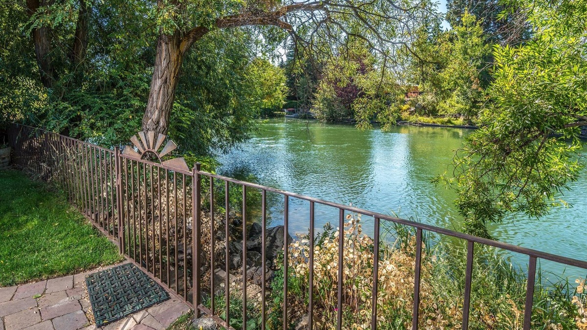 Old Bend House | DOWNTOWN RIVERFRONT HOME WITH RIVER ACCESS, BEST LOCATION, 2 PRIMARY BDRMS
