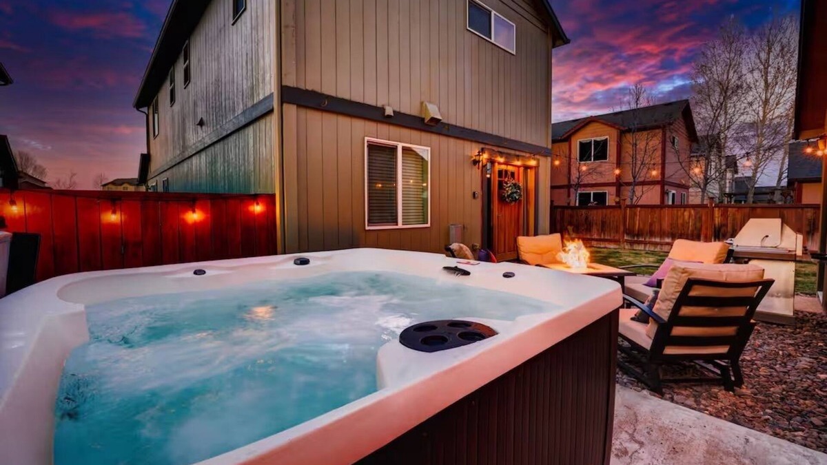 Sisters House | Downtown Sisters Suite - HOT TUB - Dog Friendly