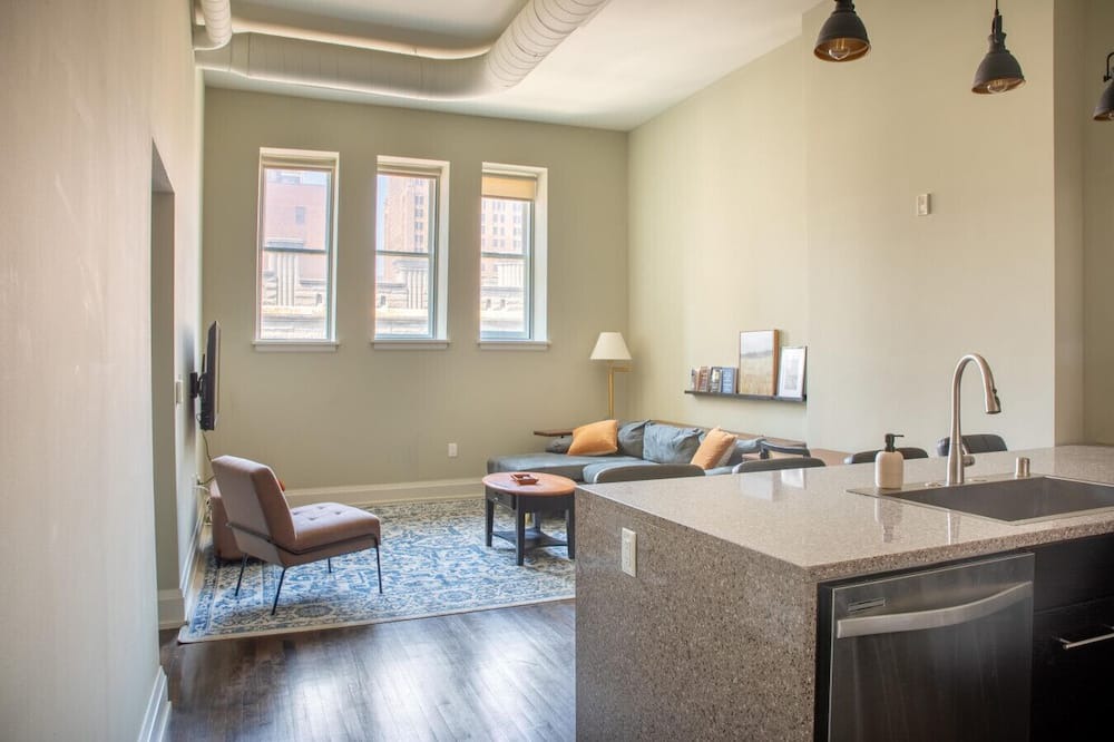 East Town Apartment | Downtown Sleek 2BR Loft