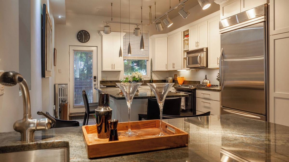 Mount Vernon Square House | Downtown Townhouse Roofdeck Convention Center Subway Parking