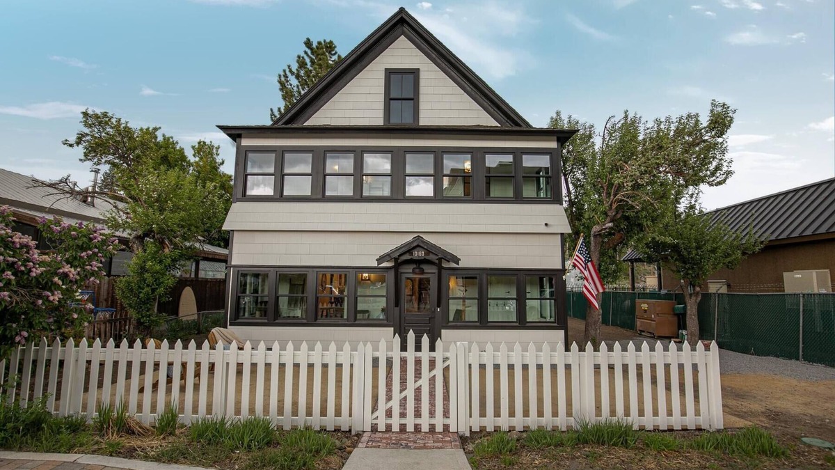 Truckee House | Downtown Truckee Luxury 6-bedroom house in Truckee. Spacious and Walkable!