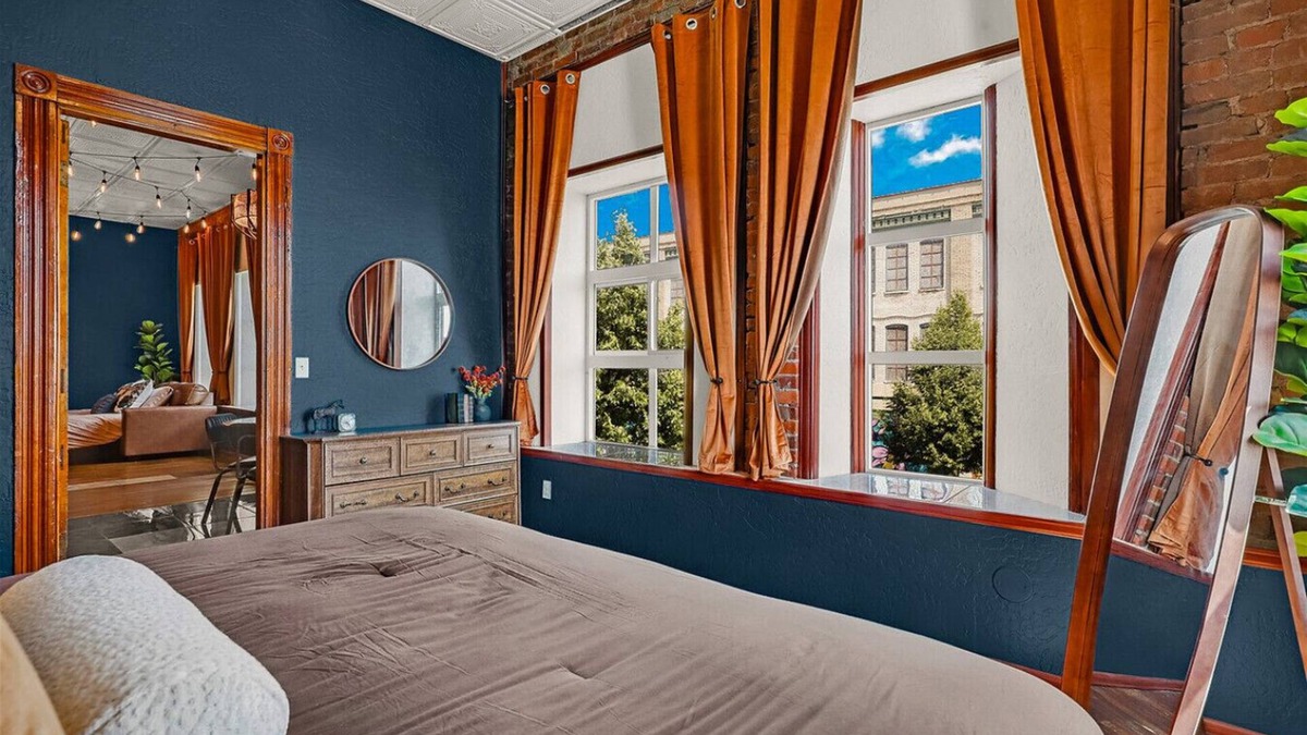 Great Falls Apartment | Downtown View|In Unit Laundry|Parking|King Bed