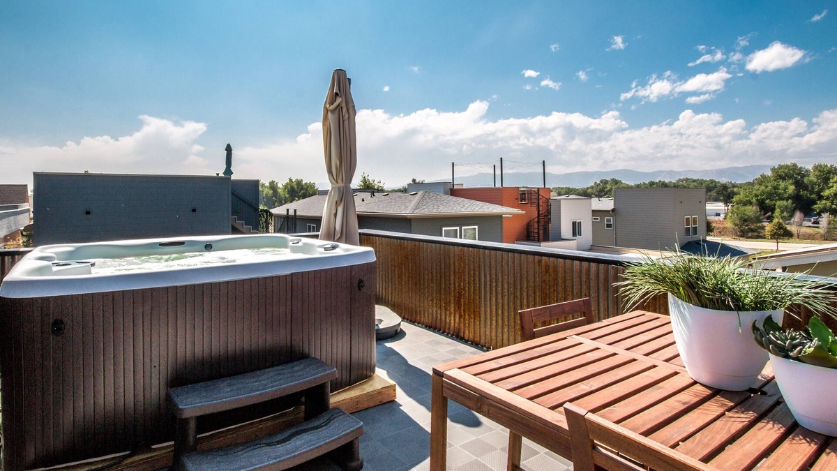 Old Town North House | Downtown Views Guesthouse
