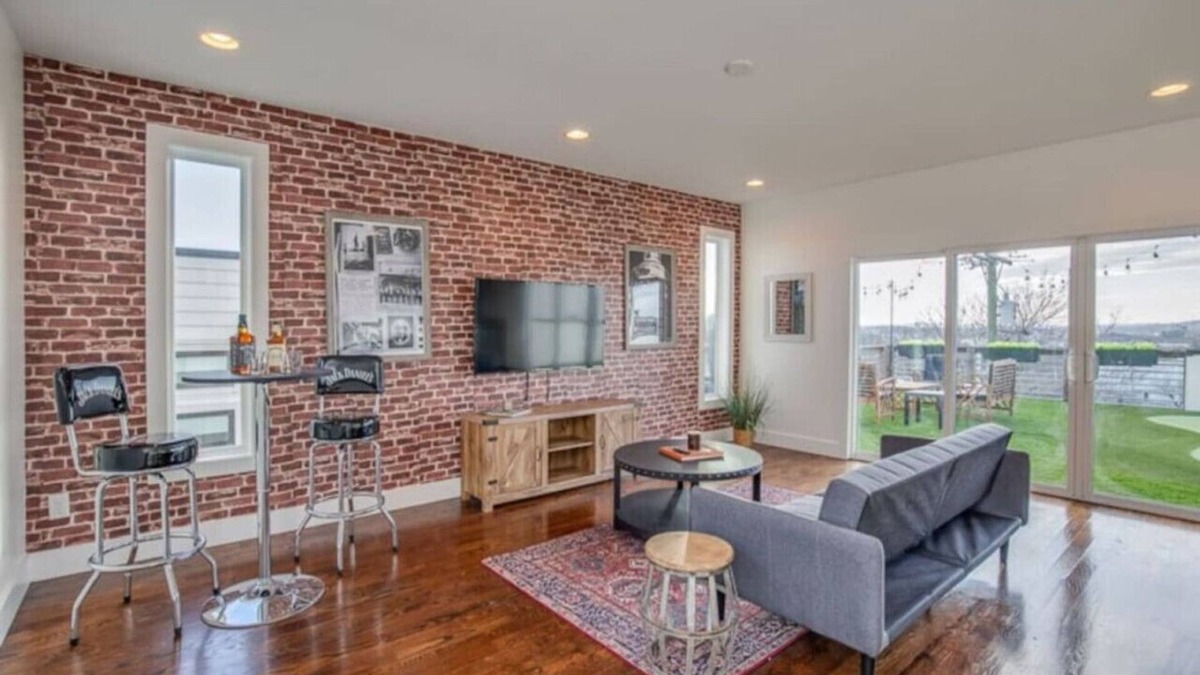 Talbot's Corner House | Downtown Views w/Rooftop Golf! 8min to Broadway!