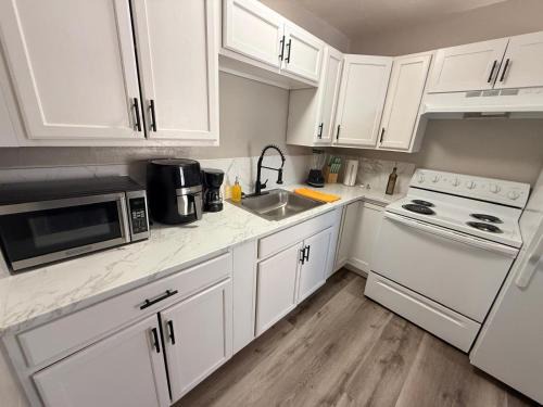 Downtown Las Vegas Apartment | Downtown, Walk to Downtown Free Parking