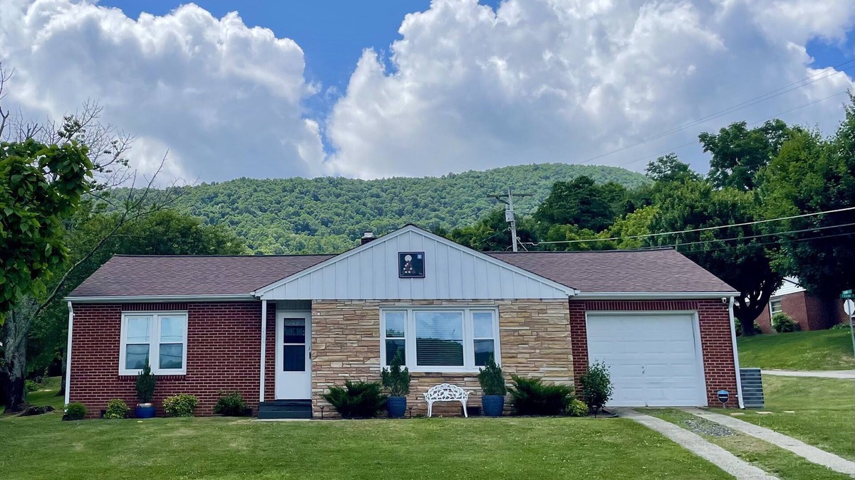 West Jefferson House | Downtown West Jefferson Cottage- 5 minute walk