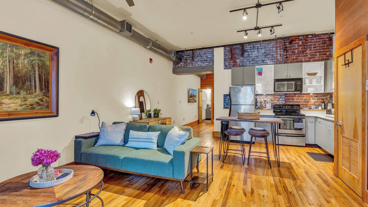 Old City Apartment | Downtown Zen Den: Homecoming weekend open to book