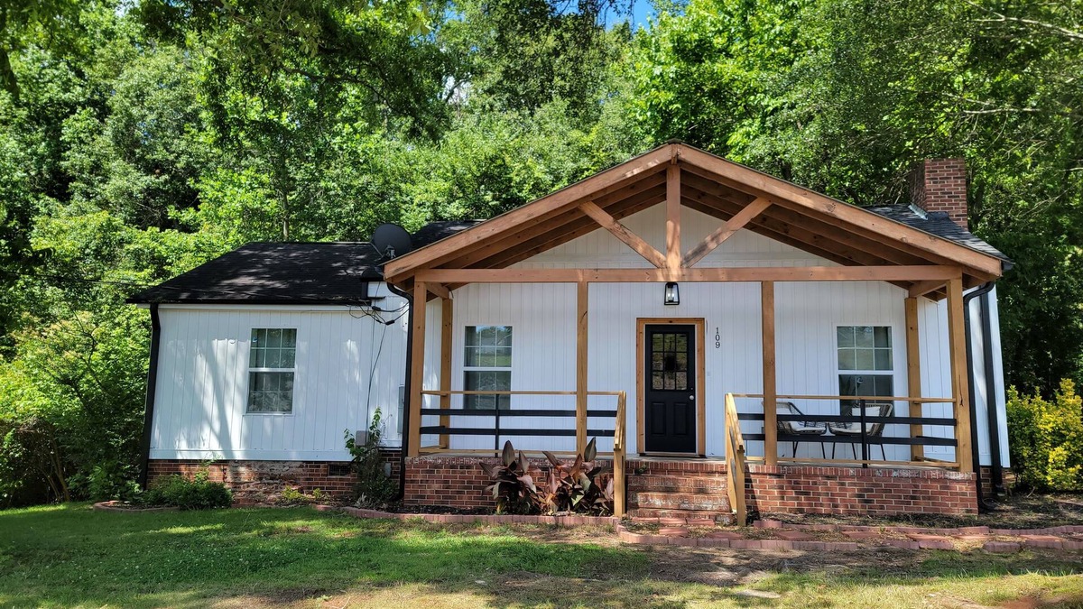 Duncan House | Dowtown Duncan with stream and deck