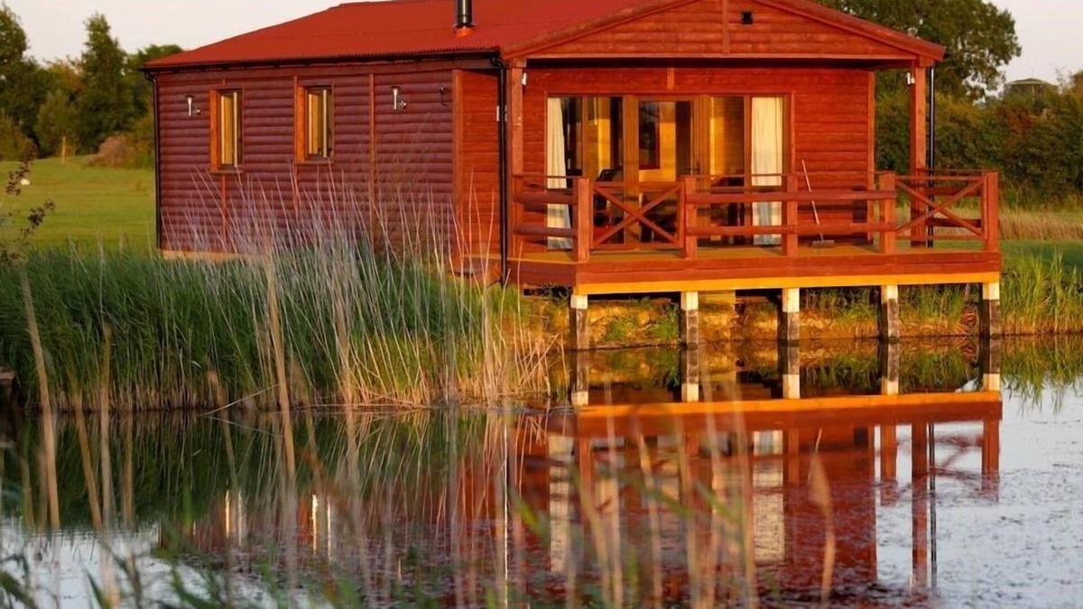 Boston Apartment | Dragonfly lodge -2BR log cabin with Lake view