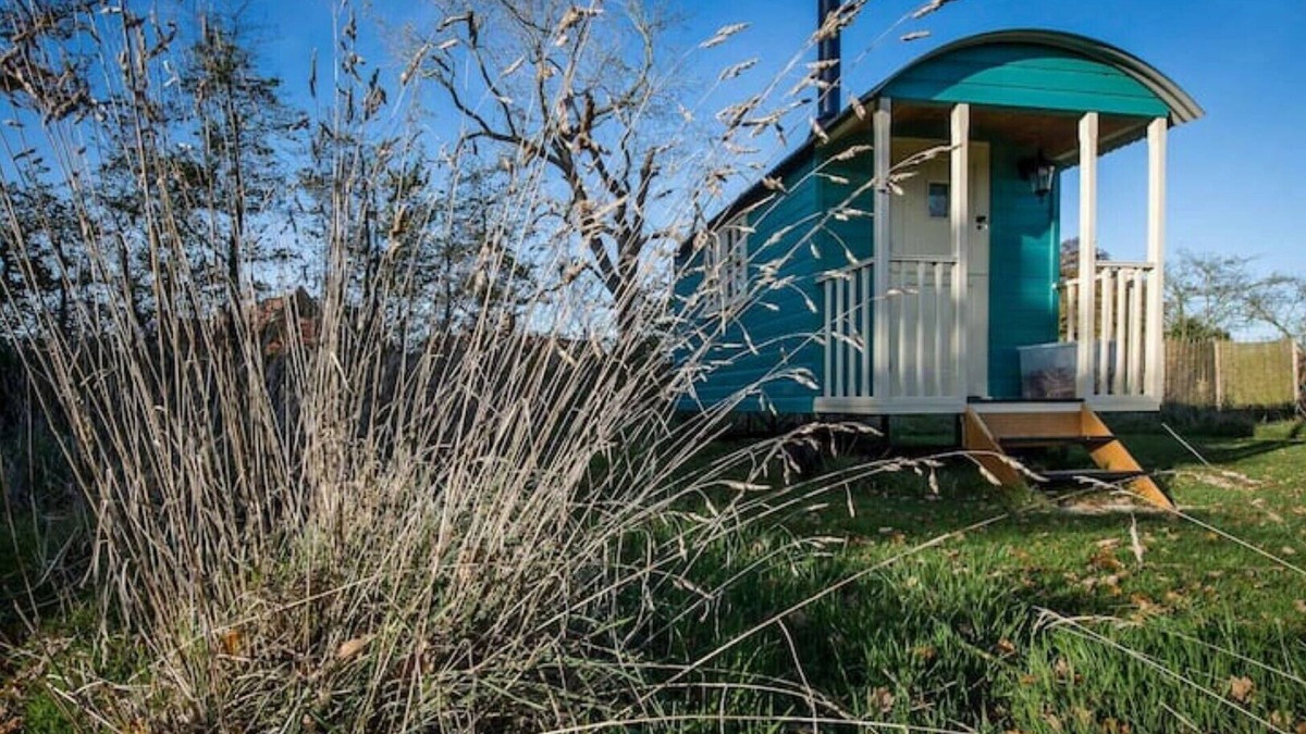 Beccles RV Rental | Dragonfly- Luxury Shepherds Hut in Stunning Meadow