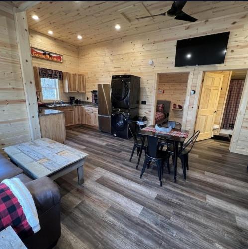 Fountain City House | Dragonfly Nest, cabin vibe, river views