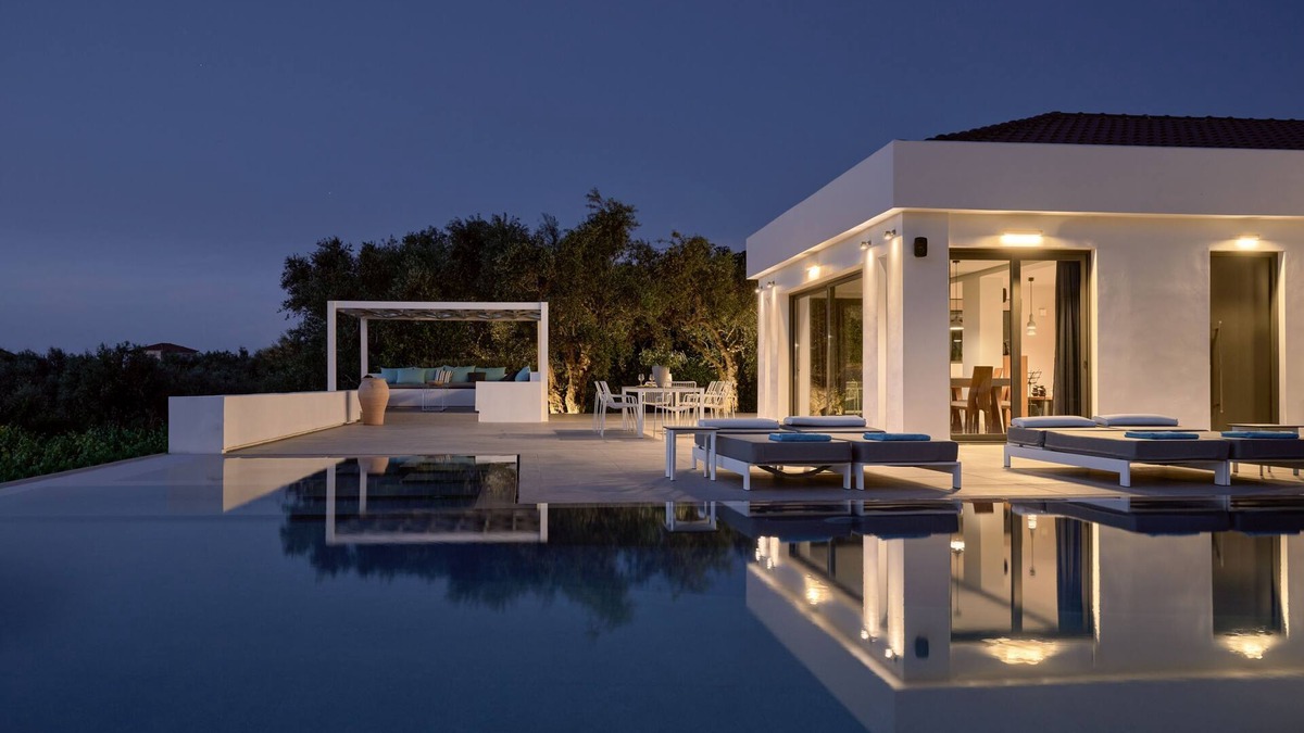Meso Gerakari Villa | Drallos Luxury Villa - Private Heated Pool & Large Groups