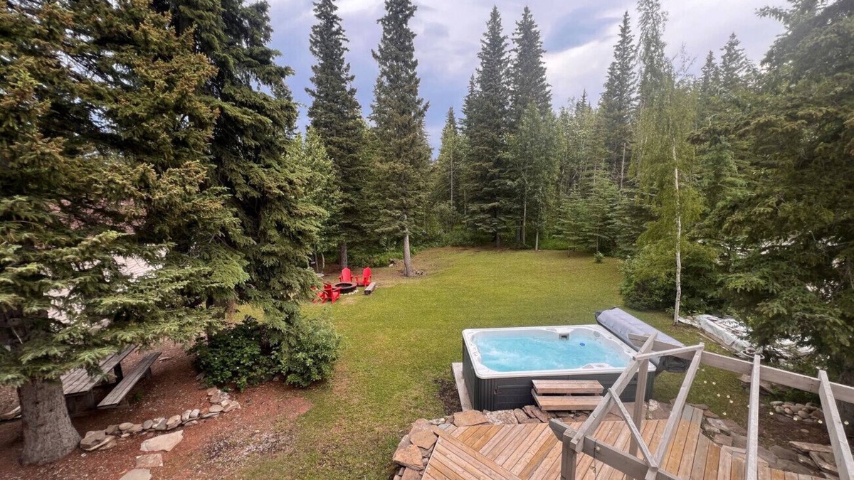 Jasper East House | Dream 4-Br 4-Ba | Private Pool & Hot Tub | 2-min DRIVE to Jasper National Park