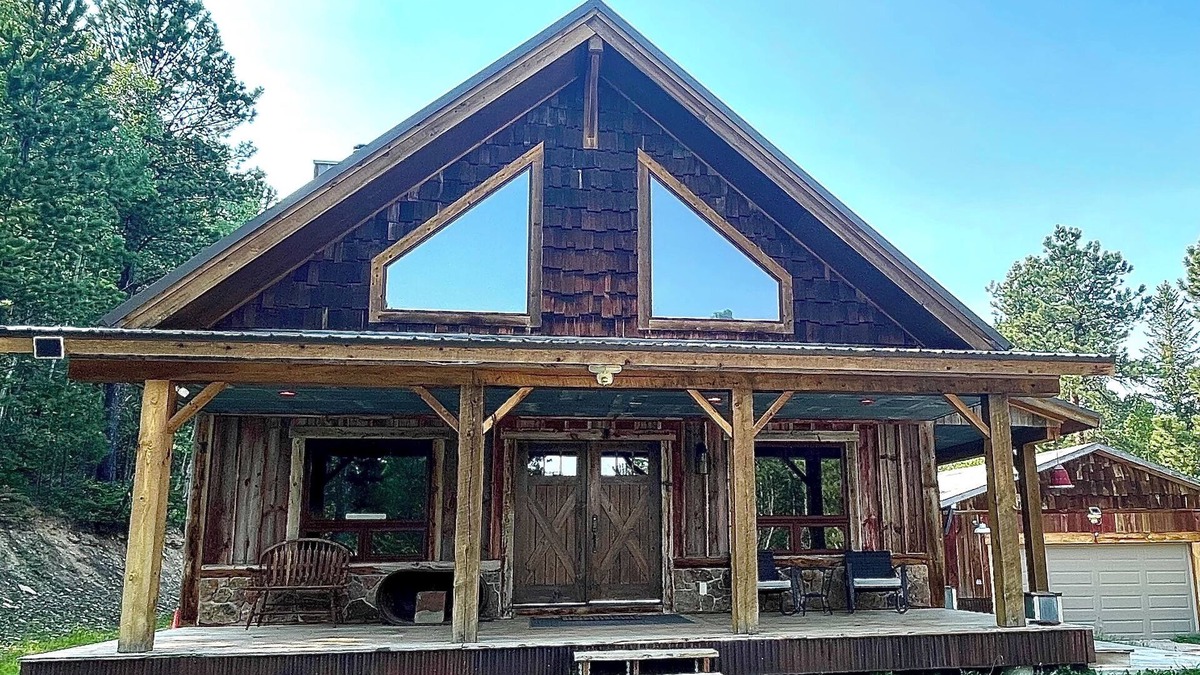 Lead House | DREAM CABIN IDEAL FOR FAMILIES OR LARGE GROUPS ~ Game Room, Hot Tub, ON Trails!