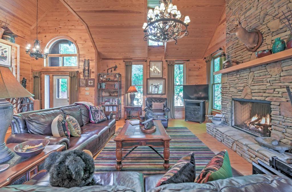Sapphire House | Dream Catcher Luxe Cabin with Large Deck and Mtn View